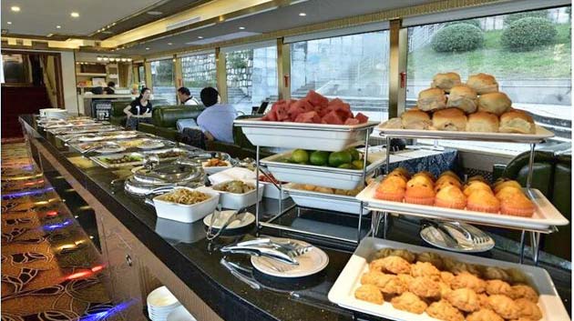 buffet dans le bateau de 4 étoiles