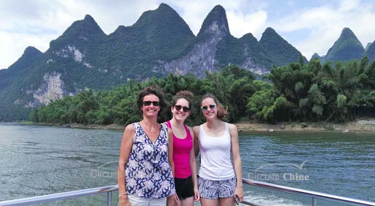 voyageurs pendant la croisière sur la rivière Li