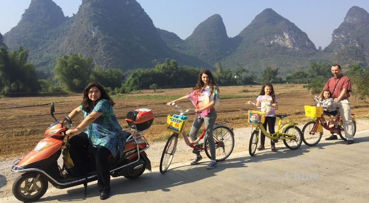 Voyageurs dans la balade à Yangshuo