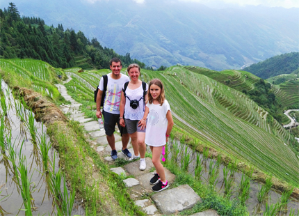 voyageurs dans le rizières en terrasse de Longji