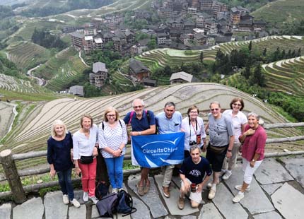 voyageurs dans les rizières en terrasse