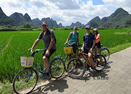 padaler dans la campagne à Yangshuo